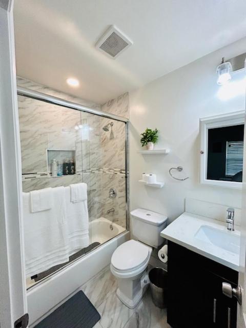Gated Contemporary 3 Bedroom - 2 Bathroom Home In South La Plus Parking Los Angeles Exterior foto